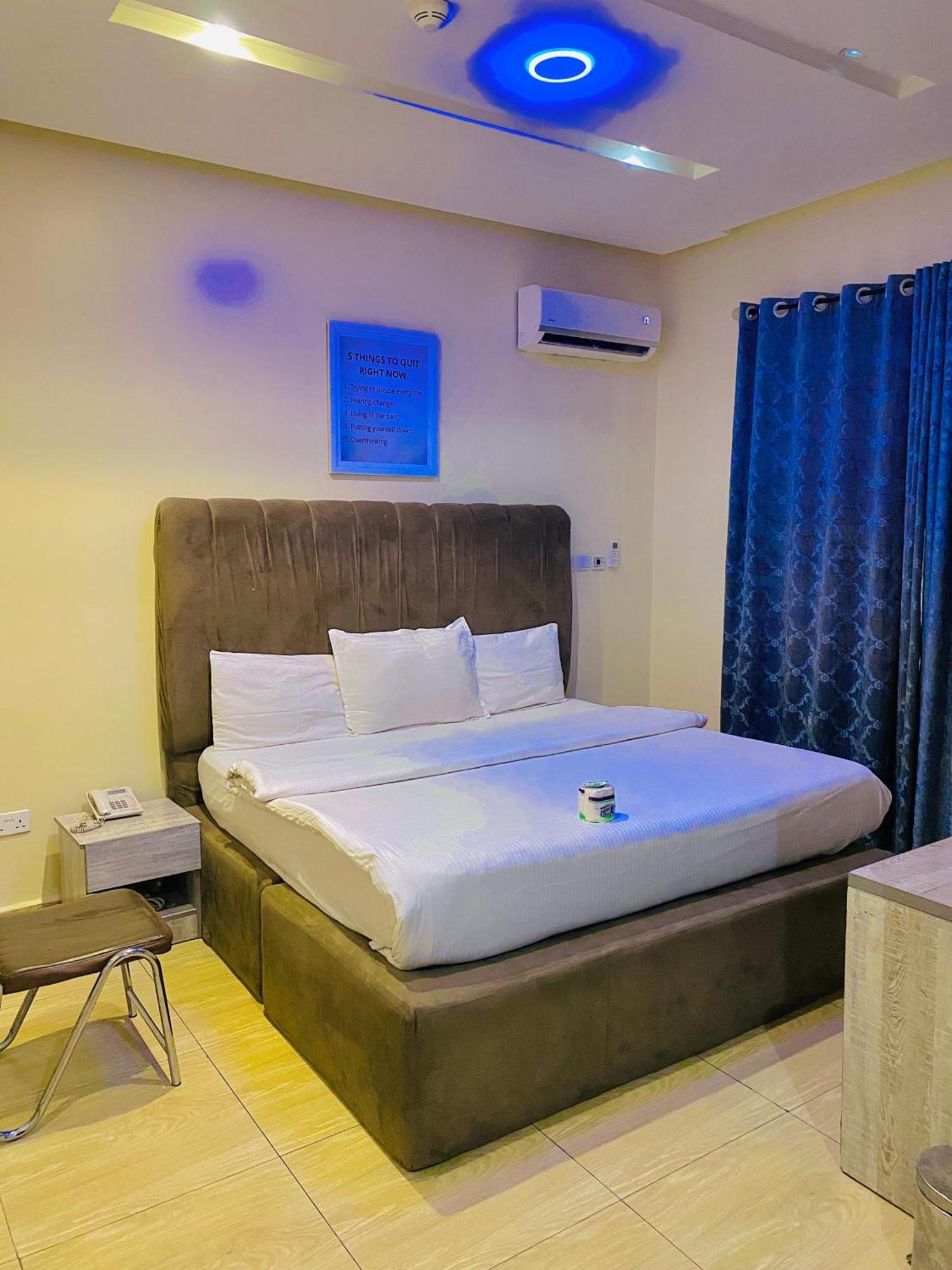 Vibes Suites Kaba ภายนอก รูปภาพ